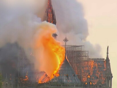 Incêndio de 2019 na catedral de Notre-Dame em Paris, na França. Foram 5 anos de muito esforço e trabalho. Profissionais especializados de toda parte do mundo foram chamados e milhares de trabalhadores se juntaram para fazer renascer àquela que é considerada a Catedral mais importante da França