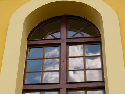 Ventana de doble travesaño, Capilla de la Paz, Sremski Karlovci (Serbia)