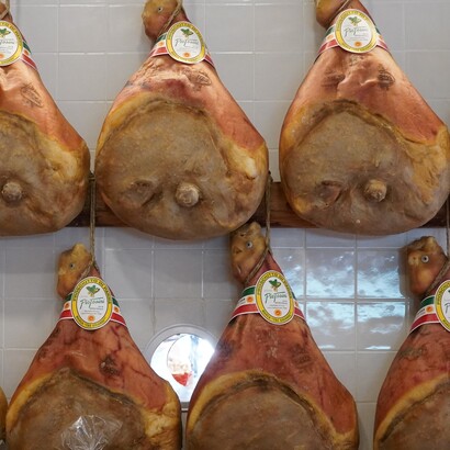 Le sue origini affondano in pratiche antiche, sviluppate per conservare la carne di maiale durante i mesi successivi alla macellazione
