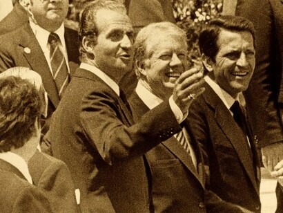 Transición en España: el entonces rey Juan Carlos I acompañado del presidente estadounidense Jimmy Carter y el presidente del Gobierno español, Adolfo Suárez