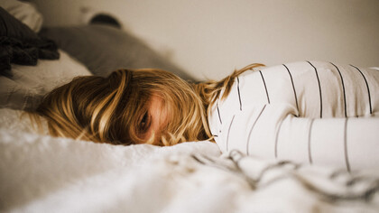 Mujer acostada en cama después de una noche de insomnio