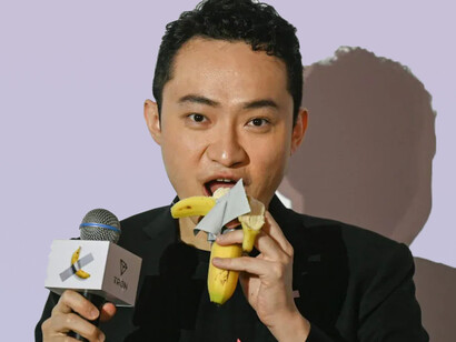 El comprador consumió la fruta, dejando como único vestigio de la obra un certificado que garantiza su "reencarnación" perpetua