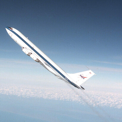 Il KC-135 della NASA durante la fase di salita del volo parabolico. È a bordo di un aereo di questo tipo che Vanna ha provato la sua tuta. (Credit: NASA)
