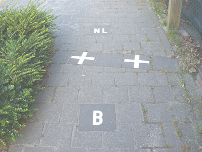 La linea di confine che attraversa continuamente il villaggio, Baerle-Nassau, Paesi Bassi
