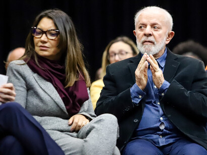 Desafios políticos e crises de governabilidade enfrentados por Dilma Rousseff e Michel Temer no cenário político nacional. Lula e a primeira dama Janja em anúncio para atingidos pelas enchentes no Rio Grande do Sul, Brasil