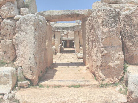 Hagar Qim e Mnajdra, Malta. Si ergono sulla costa sud-occidentale di Malta. Questi siti sono noti per la loro perfetta orientazione astronomica e per l'utilizzo della pietra globigerina