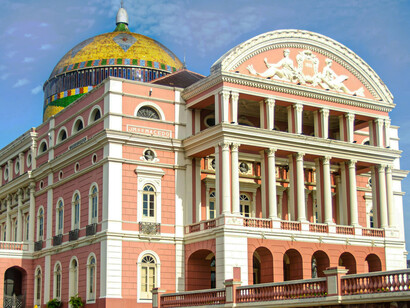 Teatro Amazonas, na cidade de Manaus, é um monumento construído pela elite amazonense que pouco deu acesso às comunidades indígenas. Manaus foi apontada como a cidade com maior população indígena no território nacional