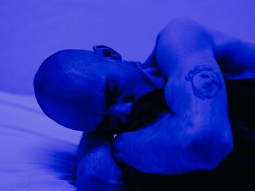 O processo interno de reconectar-se consigo mesmo virou desculpa para o afastamento, a “solitude” maquia a solidão, a falta de tempo pela pressão do trabalho fundamenta a desculpa mais honrosa de funcionalidade, e o não compromisso com o outro deu lugar ao diálogo do ainda não estou pronto, não sei o que dizer ou ainda estou em construção. O que está para além disso parece emocionado em demasia




