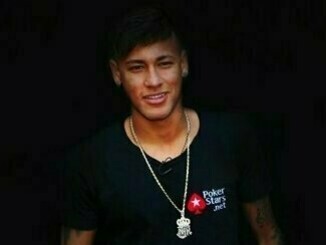 Neymar em coletiva de imprensa. Começou a se ver envolvido em polêmicas extracampo desnecessárias e ruins para imagem dele e ofuscava seu bom futebol em terras francesas

