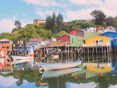 Palafitos, viviendas típicas en la orilla de la Isla de Chiloé en Chile