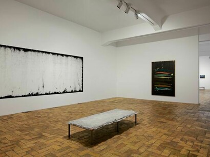 Harold Ancart, Installation views, Untitled, 2013, Pigment (charcoal powder) on wall, format variable © VW (VeneKlasen/Werner), Berlin