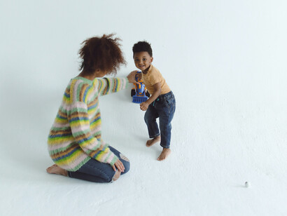 Madre e hijo juegan con juguetes infantiles