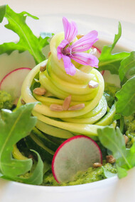 Spaghetti di zucchine con pesto di rucola e foglie di sedano