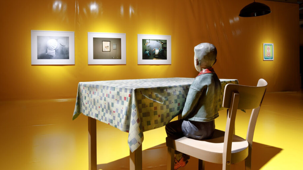 Ausstellungsansicht/exhibition view I am a Problem, Vordergrund/foreground: Martin Honert: Foto, 1993 Courtesy VG Bild-Kunst, Bonn 2017, Foto/photo: Axel Schneider