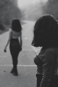 Deux silhouettes, un même chemin : l’une avance, l’autre reste, habitée par ce vertige silencieux qu’est la jalousie, née du désir d’être ailleurs