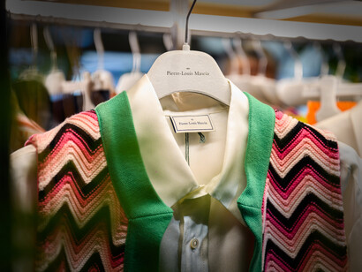 Pitti Uomo 104, Firenze, Italia. Materiali. Nella collezione autunno-inverno 2022, l’uso di  materiali riciclati, come il nylon o la lana, secondo le stime dell'azienda ha prodotto un risparmio di 89,8 milioni di litri d'acqua