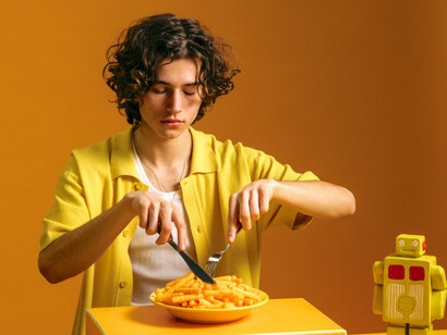 Menino cansado comendo fritura