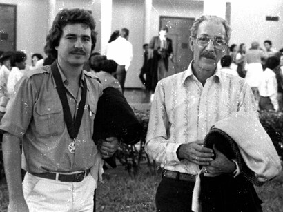 Quien escribe esta nota (izq.) junto a Francisco Fernández Yépez (der.), su tutor, en 1981, frente al Auditorio del Centro de Investigaciones Agropecuarias (hoy Instituto Nacional de Investigaciones Agropecuarias), Maracay, estado Aragua, Venezuela, en ocasión de mi graduación como ingeniero Agrónomo (Foto: Jorge M. González)