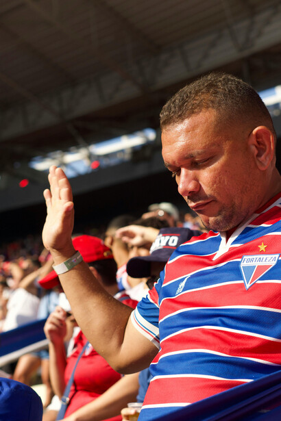Músicas como “Vou Festejar” são ressignificadas pelas torcidas para comemorar vitórias e derrotas, mostrando como o futebol se apropria de símbolos culturais