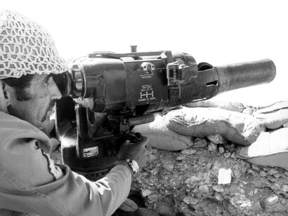 Tristes armas   
si no son las palabras.  
Tristes, tristes. 1980-1988. Soldados iraníes en la guerra entre Irán e Irak