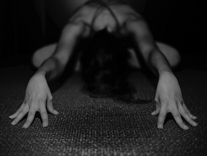 Mujer practicando yoga