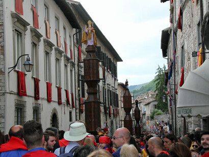 Più che una rievocazione storica, la Festa dei Ceri è un rito di appartenenza che unisce generazioni di eugubini e rappresenta il simbolo più autentico dell'identità della città. Gubbio, Italia