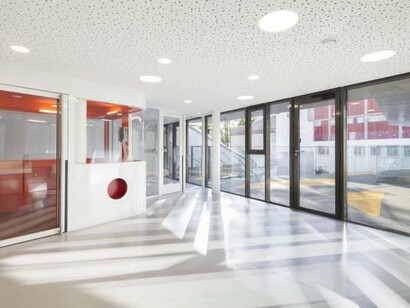 Espacio abierto en una residencia universitaria