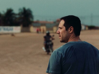 "Private Desert" tells the story of forty-year-old Daniel (Antônio Saboia), who has been suspended from active police work