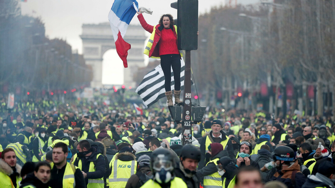 Los «chalecos amarillos» toman los Campos Elíseos