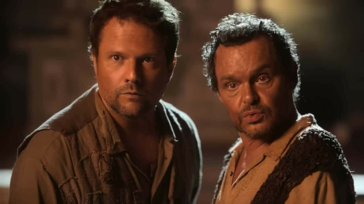 Selton Mello e Matheus Nachtergaele em cena no Auto da compadecida 2. No novo filme temos a volta de João Grilo volta para encontrar seu melhor amigo Chicó, que após ser abandonado por sua paixão e esposa Rosinha, sobrevive a narrar por toda a cidade a famosa “ressureição do amigo” de João Grilo, aquele que teve um encontro com Jesus e a Virgem Maria, que por misericórdia o deu mais uma chance no mundo. João Grilo, vira então um santo na cidadezinha. Com isso somos apresentados a novos personagens, novas aventuras e mentiras, um novo encontro com Jesus, o Diabo e a Virgem