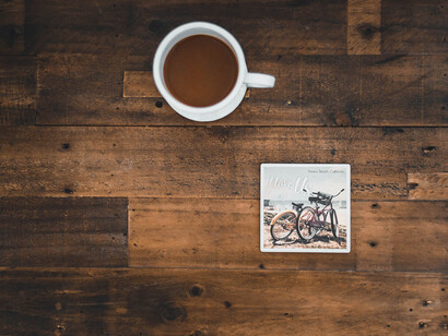 Scrivania in legno con tazza e cartolina