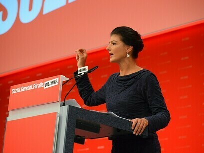 Wagenknecht auf dem 5. Parteitag der Linken, Hannover, Deutschland, Juni 2017. Die Parteivorsitzende ist für ihre kritischen Positionen zur Zuwanderung und ihre Haltung gegen die deutsche Unterstützung für die Ukraine bekannt geworden, Themen, die sie in direkte Konkurrenz zur AfD gebracht haben