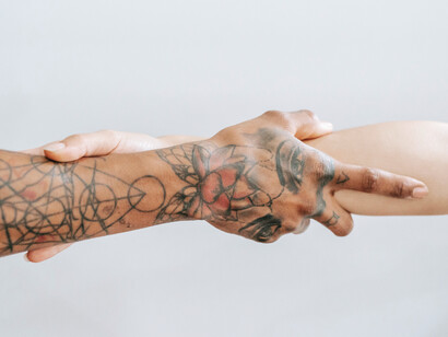 Todo ser vivo tiene su entorno de vida y está obligado a reconocerlo, comprenderlo y adaptarse a él