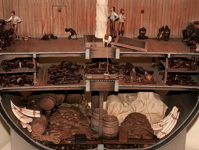 Slave Ship, em exposição no Museu Nacional da História Americana, em Washington, Estados Unidos. Historicamente, a Igreja Católica manteve uma posição ambígua em relação à escravidão 