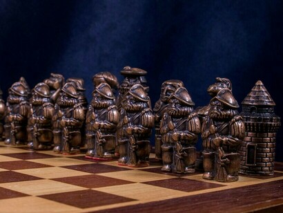 Une rangée de pions bien alignés qui gardent l'échiquier, symbolisant les structures ordinaires qui soutiennent les institutions puissantes