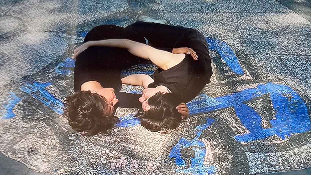 L'albero della vita, Opera in nero di Mariella Busi De Logu al Parco della Pace di Ravenna, Italia, 2023 (foto di Sara Maioli)