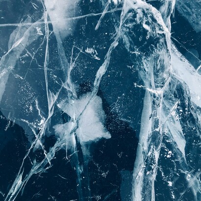 Lo studio dimostra che le differenze osservate dipendono principalmente dalla circolazione atmosferica e dal trasporto dell'umidità, che modificano la composizione isotopica delle masse d'aria lungo il loro percorso verso il continente antartico