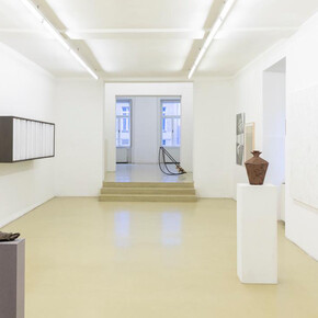 Verschiedene künstler, Artists in residence 2025, ausstellungsansicht. Mit freundlicher genehmigung der Galerie Krinzinger
