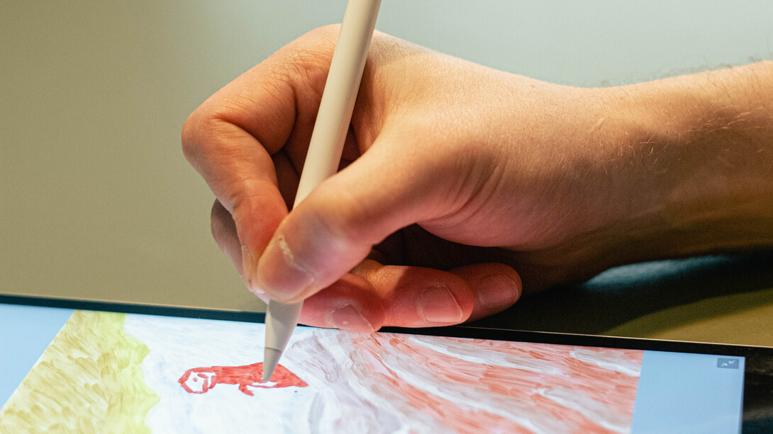 Artista pinta quadro digital com caneta assistiva em aplicativo de arte