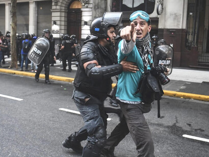 Periodista detenido durante una marcha, Buenos Aires, Argentina. Frente al atropello, emergen gestos de dignidad y lucha desde distintos espacios: calles, universidades, hospitales y comunidades