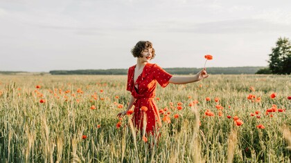 Uma mulher se deixa envolver pela paisagem, cercada pela amplitude do campo. Para quem celebra a vida, cada instante pode ser uma oportunidade de descobrir novas possibilidades. Viver também é permitir-se perceber a beleza que existe no caminho