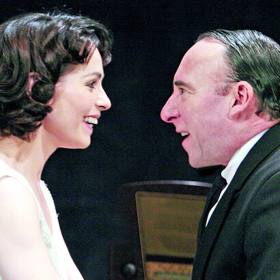 Antony Sher y Tara Fitzgerald en la obra de teatro "Cristales rotos", escrita por Arthur Miller