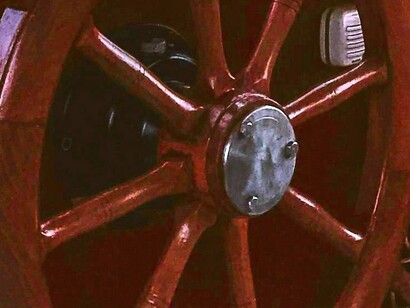 Roda do leme. Eu a encarava, sem saber. Notei quando, antes de voltar para o “volante”, ela me olhou e sorriu, como se dissesse “obrigada pela atenção”