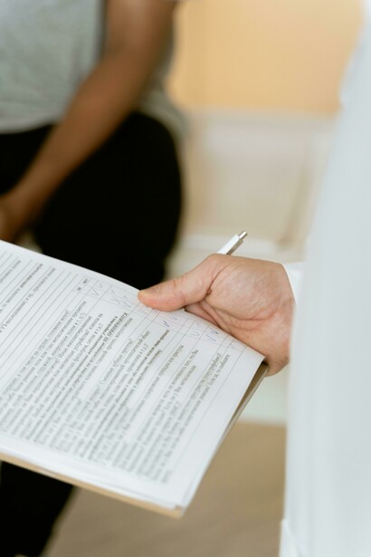 Il medico spiega al paziente il contenuto del referto radiologico