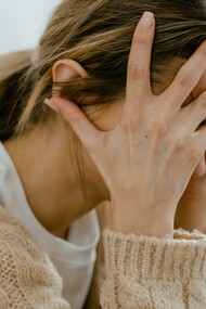 O problema é que eu sou uma pessoa altamente curiosa e eu quero fazer de tudo: quero viajar o mundo, comprar meu apartamento, construir uma casa, aprender a tocar piano, trocar de carro, aprender a dirigir moto, aprender a falar italiano, espanhol e russo, saltar de paraquedas e *bungee jump*, conhecer todos os museus, andar de bicicleta na chuva, aprender tarot, escrever, nadar no mar à noite, fazer voluntariado, crescer na carreira, fazer yoga, ler todos os clássicos, assistir aos melhores filmes já feitos, estudar história da arte, praticar exercício físico todos os dias, fazer intercâmbio, casar, ir a festas, ver a Aurora Boreal, a Muralha da China, a Torre Eiffel… a lista é interminável! 