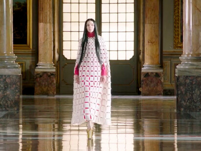 Maria Carla Boscono appare come la sintesi perfetta del “Code Temporal” dello stile Valentino