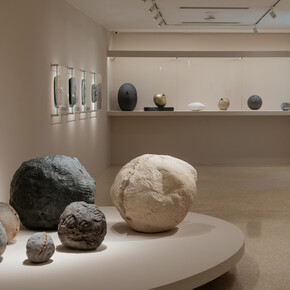 Mani-fattura: le ceramiche di Lucio Fontana, veduta della mostra. Per gentile concessione della Collezione Peggy Guggenheim