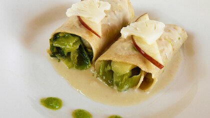 Cannelloni con farina di Grano Saraceno farciti con Scarola, Mele e Cavolfiore, guarniti con crema di Cannellini