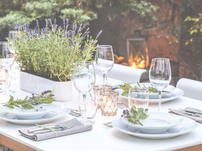 L’invasione di hot dog, patatine, cheeseburger, kebab e pizze, con una mano all’alimento e l’altra al cellulare costringe a posture assai poco composte