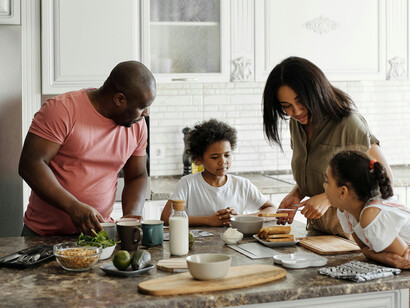Familia preparando la comida. Es importante que los adultos cuiden la alimentación de los infantes